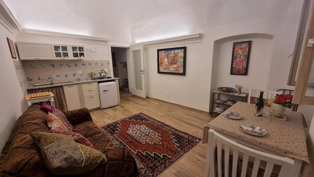 Beautifully Restored Romantic Apartment In The Centre Of Historic Dolcedo Esterno foto