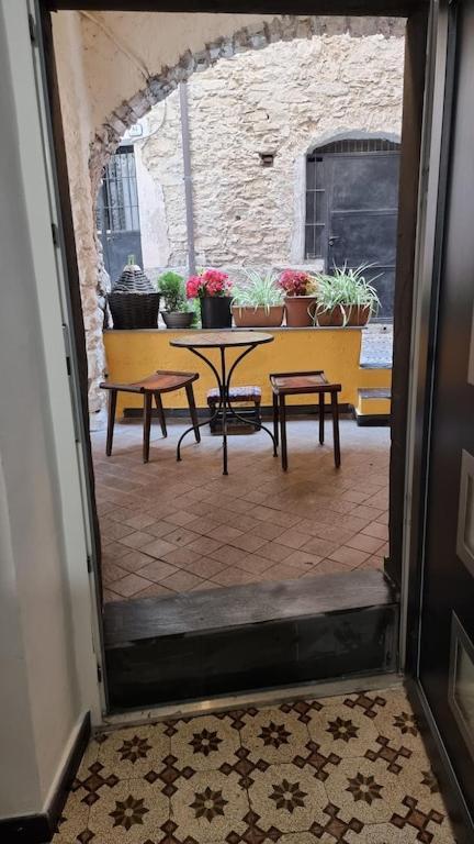 Beautifully Restored Romantic Apartment In The Centre Of Historic Dolcedo Esterno foto
