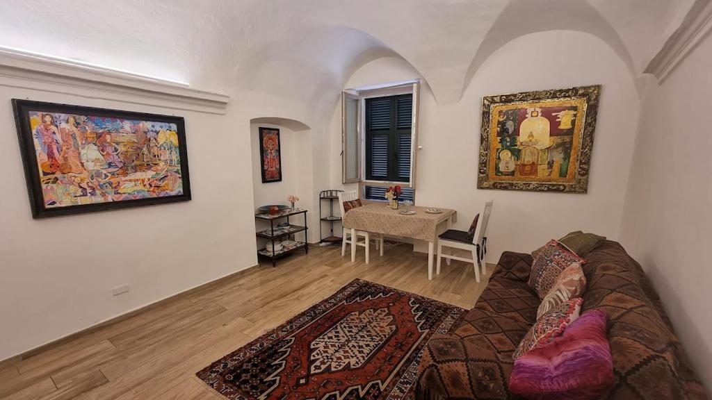 Beautifully Restored Romantic Apartment In The Centre Of Historic Dolcedo Esterno foto