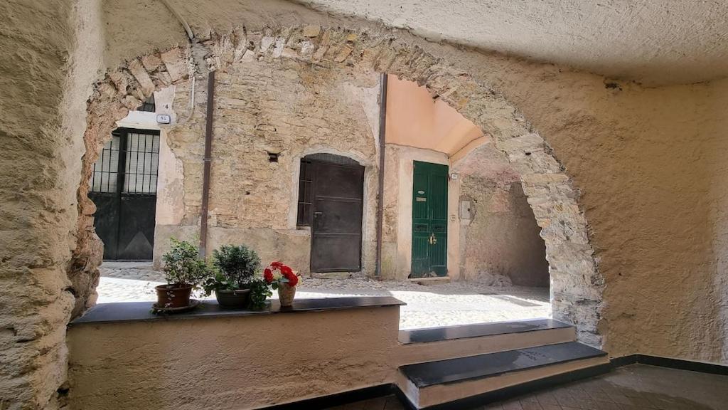 Beautifully Restored Romantic Apartment In The Centre Of Historic Dolcedo Esterno foto