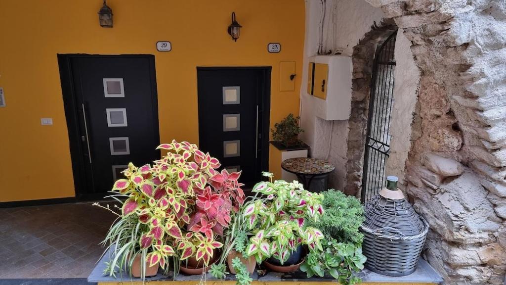 Beautifully Restored Romantic Apartment In The Centre Of Historic Dolcedo Esterno foto