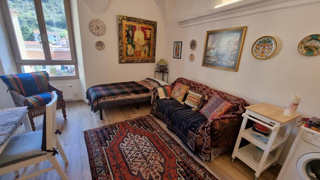 Beautifully Restored Romantic Apartment In The Centre Of Historic Dolcedo Esterno foto