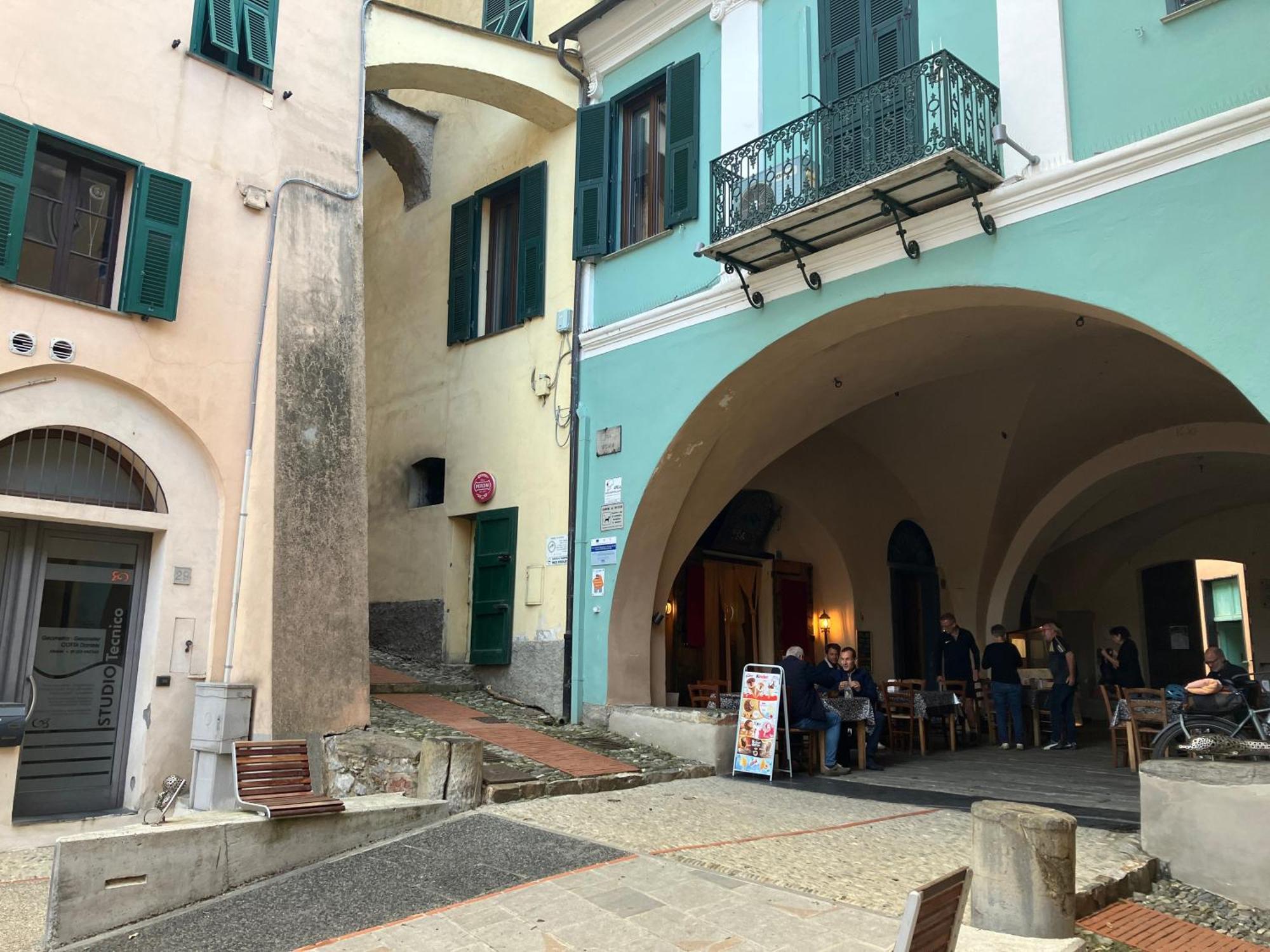 Beautifully Restored Romantic Apartment In The Centre Of Historic Dolcedo Esterno foto
